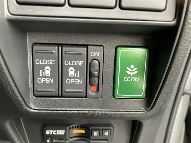 ホンダ オデッセイ アブソルート ホンダセンシング 福岡県 2019(令1)年 8.3万km スーパープラチナメタリック ホンダセンシング/コーナーセンサー/ドラレコ/レーンキープアシスト/バックカメラ/アラウンドビューカメラ/SDナビ/BT/フルセグTV/ETC2.0 /USB端子/CDチェンジャー/純正フロアマット/純正アルミホイール/プッシュスタート/スマートキー/三列シート/ハーフレザー/パワーシート/シートヒーター/カーテンエアバッグ/LEDヘッド