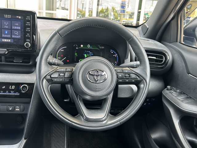 トヨタ ヤリスクロス ハイブリッド Z 静岡県 2023(令5)年 3.7万km ブラックマイカ 純正ディスプレイオーディオ/・アラウンドビューモニター/・フロントカメラ/・サイドカメラ/・USB/・Bluetooth/・AppleCarPlay/・AndroidAuto/主要装備/・プッシュスタート/・ETC車載器/・前後ドライブレコーダー/・前席シートヒーター/・ステアリングヒーター/・純正18インチAW/・オートマチックハイビーム/・LEDヘッドライト/・運転席パワーシート/・ハーフレザーシート/・純正フロアマット/安全装備/・プリクラッシュセーフティ/・レーンディパーチャーアラート/・レーダークルーズコントロール/・前後ソナー/・パーキングサポートブレーキ/・ロードサインアシスト