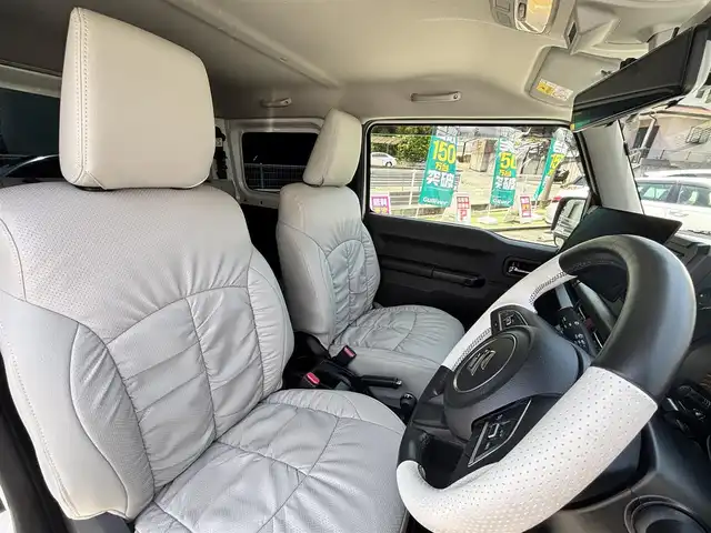 スズキ ジムニー シエラ JC 熊本県 2022(令4)年 2.4万km ピュアホワイトP ワンオーナー/ダムドリトルGスタンダードコンプリートカー/・フロントグリル/・フロントバンパー/・オーバーフェンダー＆アルミステップサイドモール/・スペアタイヤハードカバー/・G15エンブレム/社外ナビ（CN-F1X10BHD）/【10V型有機ELディスプレイ/フルセグTV/BT】/バックカメラ/社外デジタルインナーミラー/デュアルセンサーブレーキサポート/車線逸脱警報システム/クルーズコントロール/社外ダウンサス/社外18インチアルミホイール（純正品積込有）/革巻きツートンステアリング（純正品積込有）/ビルトインETC/ドライブレコーダー（前後）/LEDオートライト/レザー調シートカバー/シートヒーター/プッシュスタート/スマートキー/保証書/取扱説明書