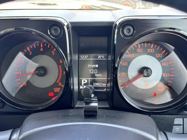スズキ ジムニー シエラ JC 熊本県 2022(令4)年 2.4万km ピュアホワイトP ワンオーナー/ダムドリトルGスタンダードコンプリートカー/・フロントグリル/・フロントバンパー/・オーバーフェンダー＆アルミステップサイドモール/・スペアタイヤハードカバー/・G15エンブレム/社外ナビ（CN-F1X10BHD）/【10V型有機ELディスプレイ/フルセグTV/BT】/バックカメラ/社外デジタルインナーミラー/デュアルセンサーブレーキサポート/車線逸脱警報システム/クルーズコントロール/社外ダウンサス/社外18インチアルミホイール（純正品積込有）/革巻きツートンステアリング（純正品積込有）/ビルトインETC/ドライブレコーダー（前後）/LEDオートライト/レザー調シートカバー/シートヒーター/プッシュスタート/スマートキー/保証書/取扱説明書