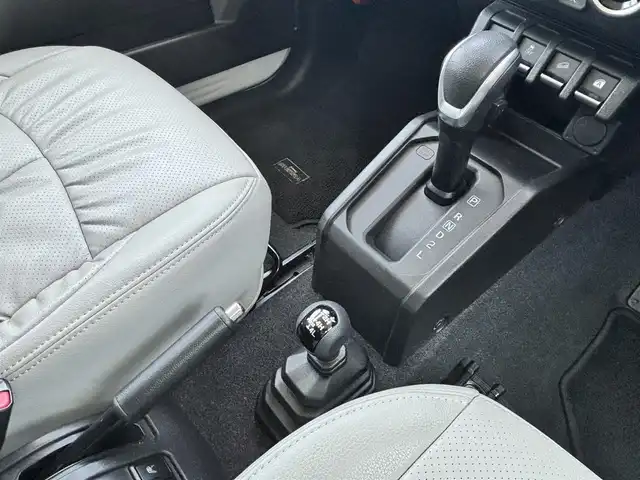 スズキ ジムニー シエラ JC 熊本県 2022(令4)年 2.4万km ピュアホワイトP ワンオーナー/ダムドリトルGスタンダードコンプリートカー/・フロントグリル/・フロントバンパー/・オーバーフェンダー＆アルミステップサイドモール/・スペアタイヤハードカバー/・G15エンブレム/社外ナビ（CN-F1X10BHD）/【10V型有機ELディスプレイ/フルセグTV/BT】/バックカメラ/社外デジタルインナーミラー/デュアルセンサーブレーキサポート/車線逸脱警報システム/クルーズコントロール/社外ダウンサス/社外18インチアルミホイール（純正品積込有）/革巻きツートンステアリング（純正品積込有）/ビルトインETC/ドライブレコーダー（前後）/LEDオートライト/レザー調シートカバー/シートヒーター/プッシュスタート/スマートキー/保証書/取扱説明書