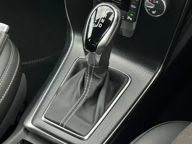 ボルボ Ｖ４０ T－5 Rデザイン ファイナルED 東京都 2020(令2)年 2.2万km アイスホワイト パノラマルーフ/harmankardon/純正ナビ/ドライブレコーダー/ETC/レザーシート/パワーシート/シートヒーター/パドルシフト/衝突軽減システム/レーンキープアシスト/レーダークルーズコントロール/純正18インチAW