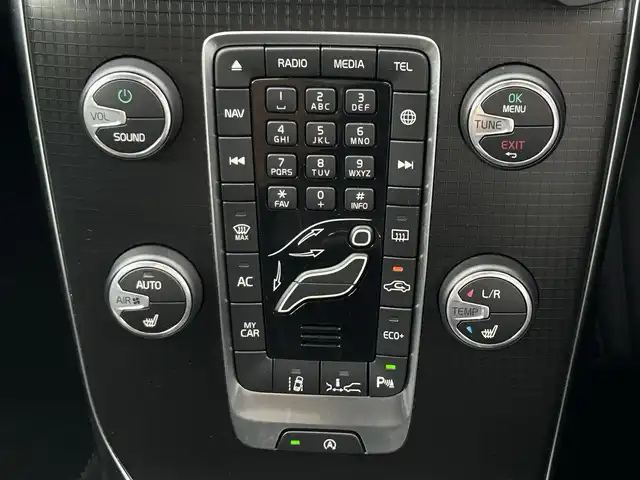 ボルボ Ｖ４０ T－5 Rデザイン ファイナルED 東京都 2020(令2)年 2.2万km アイスホワイト パノラマルーフ/harmankardon/純正ナビ/ドライブレコーダー/ETC/レザーシート/パワーシート/シートヒーター/パドルシフト/衝突軽減システム/レーンキープアシスト/レーダークルーズコントロール/純正18インチAW