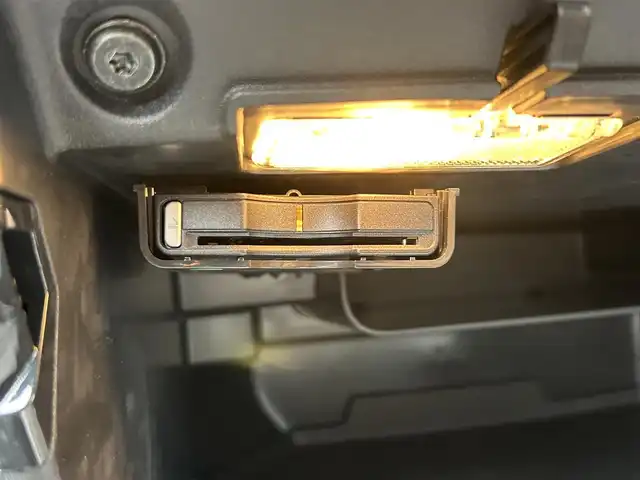 ボルボ Ｖ４０ T－5 Rデザイン ファイナルED 東京都 2020(令2)年 2.2万km アイスホワイト パノラマルーフ/harmankardon/純正ナビ/ドライブレコーダー/ETC/レザーシート/パワーシート/シートヒーター/パドルシフト/衝突軽減システム/レーンキープアシスト/レーダークルーズコントロール/純正18インチAW