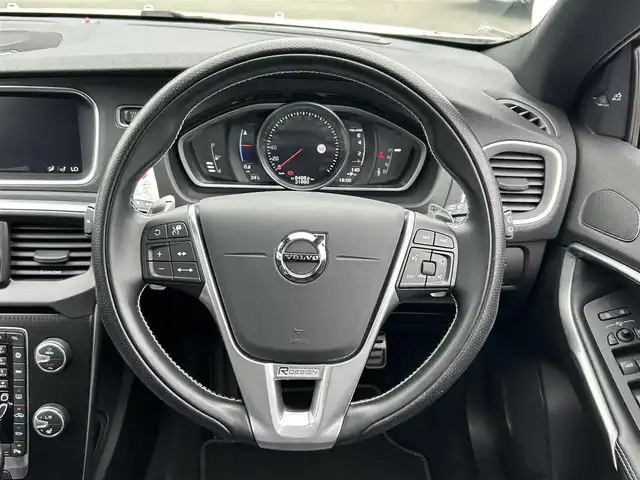 ボルボ Ｖ４０ T－5 Rデザイン ファイナルED 東京都 2020(令2)年 2.2万km アイスホワイト パノラマルーフ/harmankardon/純正ナビ/ドライブレコーダー/ETC/レザーシート/パワーシート/シートヒーター/パドルシフト/衝突軽減システム/レーンキープアシスト/レーダークルーズコントロール/純正18インチAW