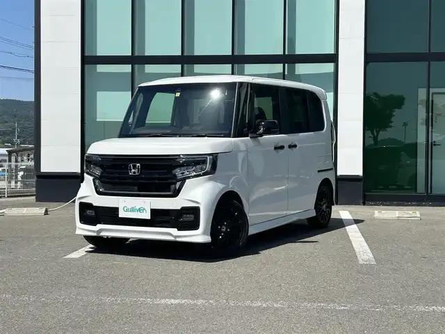 ホンダ Ｎ ＢＯＸ カスタム L ターボ スタイル+ブラック 和歌山県 2022(令4)年 2万km プラチナホワイトパール 社外ナビ/フルセグTV/（BT/CD/DVD)/衝突軽減ブレーキ/レーダークルーズコントロール/コーナーセンサー/レーンキープ/横滑り防止装置/両側パワースライドドア/純正フロアマット/純正アルミホイール/革巻きステアリング/ステアリングスイッチ/LEDヘッドライト/フォグランプ/オートライト/オートマチックハイビーム