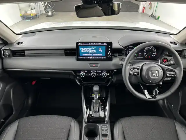 ホンダ ヴェゼル ハイブリッド e:HEV Z 愛知県 2025(令7)年 0.1万km未満 パール 登録未使用車/Honda CONNECTディスプレーオーディオ/・フルセグTV/BT/Apple Car Play/Android Auto/ETC2.0車載器/ワイヤレス充電器/ホンダセンシング/・衝突被害軽減システム/・レーンキープアシスト/・クルーズコントロール/・オートマチックハイビーム/電動リアゲート/ブラインドスポットモニター/LEDヘッドライト/電子パーキングスイッチ/ハーフレザーシート/前席シートヒーター/純正18インチAW/革巻きステアリング/ステアリングヒーター/ステアリングスイッチ/スマートキー＆プッシュスタート
