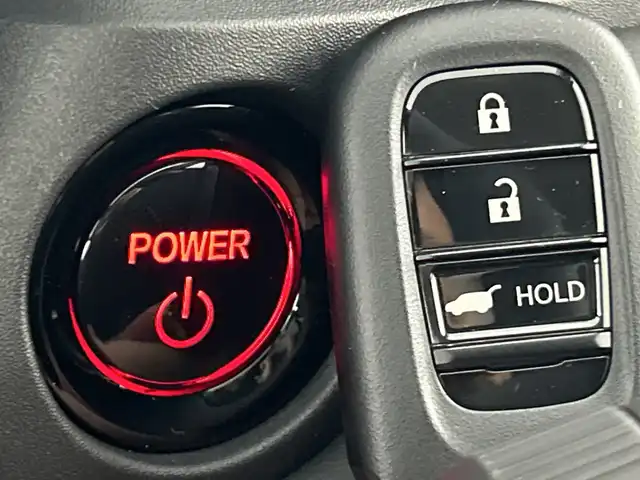 ホンダ ヴェゼル ハイブリッド e:HEV Z 愛知県 2025(令7)年 0.1万km未満 パール 登録未使用車/Honda CONNECTディスプレーオーディオ/・フルセグTV/BT/Apple Car Play/Android Auto/ETC2.0車載器/ワイヤレス充電器/ホンダセンシング/・衝突被害軽減システム/・レーンキープアシスト/・クルーズコントロール/・オートマチックハイビーム/電動リアゲート/ブラインドスポットモニター/LEDヘッドライト/電子パーキングスイッチ/ハーフレザーシート/前席シートヒーター/純正18インチAW/革巻きステアリング/ステアリングヒーター/ステアリングスイッチ/スマートキー＆プッシュスタート