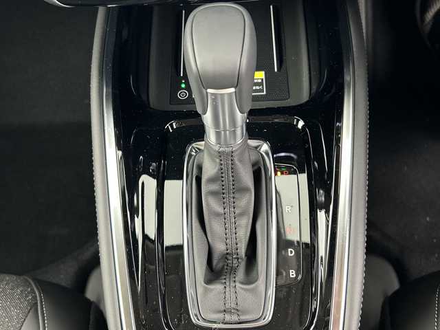 ホンダ ヴェゼル ハイブリッド e:HEV Z 愛知県 2025(令7)年 0.1万km未満 パール 登録未使用車/Honda CONNECTディスプレーオーディオ/・フルセグTV/BT/Apple Car Play/Android Auto/ETC2.0車載器/ワイヤレス充電器/ホンダセンシング/・衝突被害軽減システム/・レーンキープアシスト/・クルーズコントロール/・オートマチックハイビーム/電動リアゲート/ブラインドスポットモニター/LEDヘッドライト/電子パーキングスイッチ/ハーフレザーシート/前席シートヒーター/純正18インチAW/革巻きステアリング/ステアリングヒーター/ステアリングスイッチ/スマートキー＆プッシュスタート