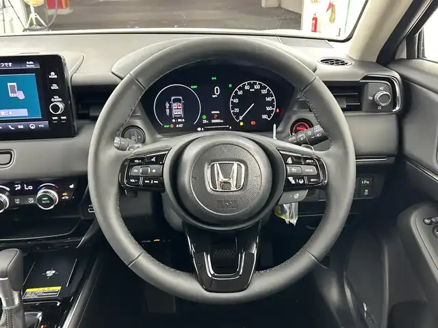 ホンダ ヴェゼル ハイブリッド e:HEV Z 愛知県 2025(令7)年 0.1万km未満 パール 登録未使用車/Honda CONNECTディスプレーオーディオ/・フルセグTV/BT/Apple Car Play/Android Auto/ETC2.0車載器/ワイヤレス充電器/ホンダセンシング/・衝突被害軽減システム/・レーンキープアシスト/・クルーズコントロール/・オートマチックハイビーム/電動リアゲート/ブラインドスポットモニター/LEDヘッドライト/電子パーキングスイッチ/ハーフレザーシート/前席シートヒーター/純正18インチAW/革巻きステアリング/ステアリングヒーター/ステアリングスイッチ/スマートキー＆プッシュスタート