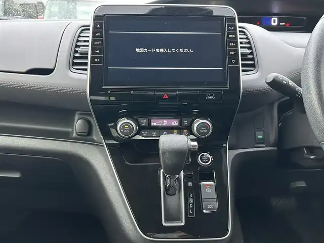 日産 セレナ ハイウェイスター V 島根県 2021(令3)年 1.8万km ブリリアントホワイトパール 純正10型ＳＤナビ　/フルセグＴＶ　/ＤＶＤ再生　/Ｂｌｕｅｔｏｏｔｈ接続　/バック／サイド／フロント／全方位カメラ　/前後ドライブレコーダー　/ビルトインＥＴＣ　/両側パワースライドドア　/レーダークルーズコントロール　/衝突軽減ブレーキ/アイドリングストップ/レーンキープアシスト/前後コーナーセンサー/スマートキー/プッシュスタート　/純正ＬＥＤヘッドライト　/純正１５インチアルミホイール/純正フロアマット/スペアキー