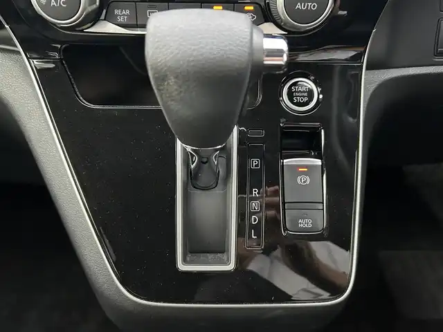 日産 セレナ ハイウェイスター V 島根県 2021(令3)年 1.8万km ブリリアントホワイトパール 純正10型ＳＤナビ　/フルセグＴＶ　/ＤＶＤ再生　/Ｂｌｕｅｔｏｏｔｈ接続　/バック／サイド／フロント／全方位カメラ　/前後ドライブレコーダー　/ビルトインＥＴＣ　/両側パワースライドドア　/レーダークルーズコントロール　/衝突軽減ブレーキ/アイドリングストップ/レーンキープアシスト/前後コーナーセンサー/スマートキー/プッシュスタート　/純正ＬＥＤヘッドライト　/純正１５インチアルミホイール/純正フロアマット/スペアキー