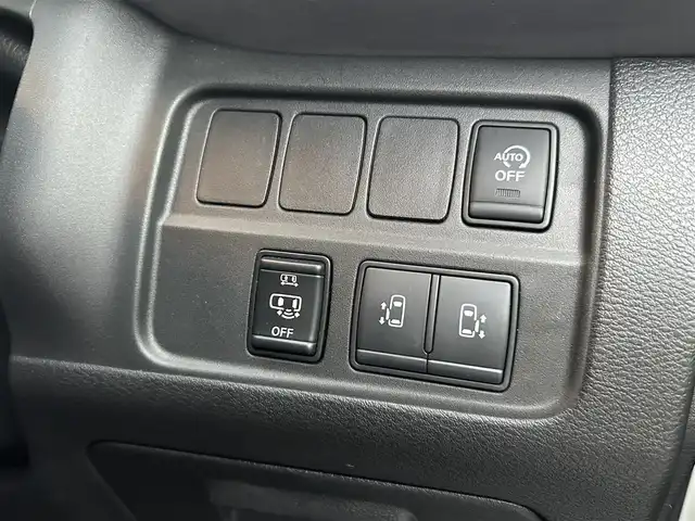 日産 セレナ ハイウェイスター V 島根県 2021(令3)年 1.8万km ブリリアントホワイトパール 純正10型ＳＤナビ　/フルセグＴＶ　/ＤＶＤ再生　/Ｂｌｕｅｔｏｏｔｈ接続　/バック／サイド／フロント／全方位カメラ　/前後ドライブレコーダー　/ビルトインＥＴＣ　/両側パワースライドドア　/レーダークルーズコントロール　/衝突軽減ブレーキ/アイドリングストップ/レーンキープアシスト/前後コーナーセンサー/スマートキー/プッシュスタート　/純正ＬＥＤヘッドライト　/純正１５インチアルミホイール/純正フロアマット/スペアキー