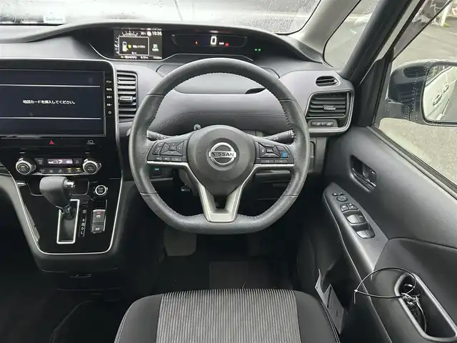 日産 セレナ ハイウェイスター V 島根県 2021(令3)年 1.8万km ブリリアントホワイトパール 純正10型ＳＤナビ　/フルセグＴＶ　/ＤＶＤ再生　/Ｂｌｕｅｔｏｏｔｈ接続　/バック／サイド／フロント／全方位カメラ　/前後ドライブレコーダー　/ビルトインＥＴＣ　/両側パワースライドドア　/レーダークルーズコントロール　/衝突軽減ブレーキ/アイドリングストップ/レーンキープアシスト/前後コーナーセンサー/スマートキー/プッシュスタート　/純正ＬＥＤヘッドライト　/純正１５インチアルミホイール/純正フロアマット/スペアキー