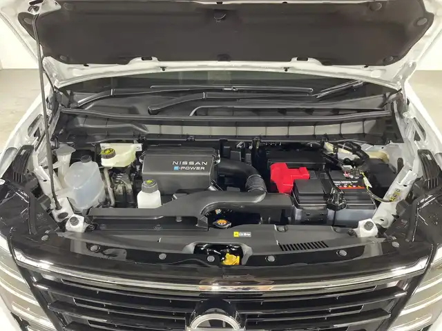 日産 セレナ e－パワー ハイウェイスター V 福岡県 2025(令7)年 0.1千km ホワイト ・登録済み未使用車/・メーカーナビ　/（ＡＭ　ＦＭ　ＢＴ　ＵＳＢ）　/・プロパイロット　/・バックカメラ　/・全方位カメラ　/・デジタルインナーミラー　/・前後コーナーセンサー　/・レーンキープ　/・踏み間違い防止機能　/・ハンドル支援　/・標識認識　/・衝突軽減/・先行車発進告知機能/・ハンズフリーオートスライドドア/・電動パーキングブレーキ/・ブレーキホールド/・クルコン/・両側パワスラ/・オートライト/・オートハイビーム/・電格ミラー/・スペアキー