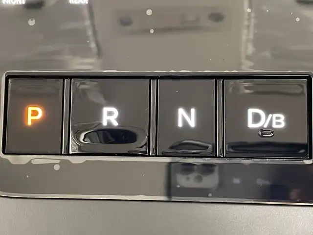 日産 セレナ e－パワー ハイウェイスター V 福岡県 2025(令7)年 0.1千km ホワイト ・登録済み未使用車/・メーカーナビ　/（ＡＭ　ＦＭ　ＢＴ　ＵＳＢ）　/・プロパイロット　/・バックカメラ　/・全方位カメラ　/・デジタルインナーミラー　/・前後コーナーセンサー　/・レーンキープ　/・踏み間違い防止機能　/・ハンドル支援　/・標識認識　/・衝突軽減/・先行車発進告知機能/・ハンズフリーオートスライドドア/・電動パーキングブレーキ/・ブレーキホールド/・クルコン/・両側パワスラ/・オートライト/・オートハイビーム/・電格ミラー/・スペアキー
