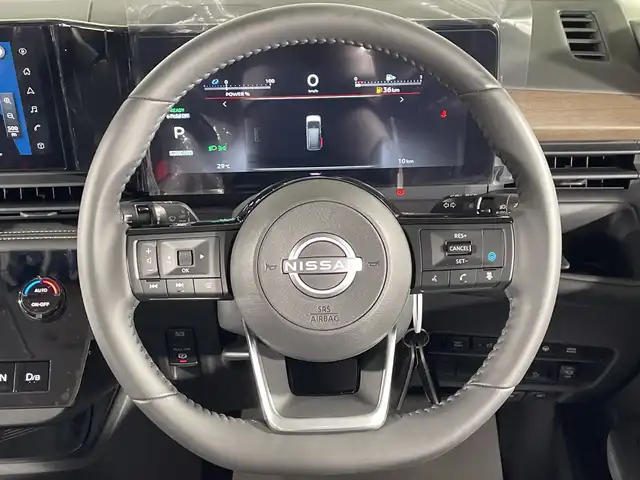 日産 セレナ e－パワー ハイウェイスター V 福岡県 2025(令7)年 0.1千km ホワイト ・登録済み未使用車/・メーカーナビ　/（ＡＭ　ＦＭ　ＢＴ　ＵＳＢ）　/・プロパイロット　/・バックカメラ　/・全方位カメラ　/・デジタルインナーミラー　/・前後コーナーセンサー　/・レーンキープ　/・踏み間違い防止機能　/・ハンドル支援　/・標識認識　/・衝突軽減/・先行車発進告知機能/・ハンズフリーオートスライドドア/・電動パーキングブレーキ/・ブレーキホールド/・クルコン/・両側パワスラ/・オートライト/・オートハイビーム/・電格ミラー/・スペアキー