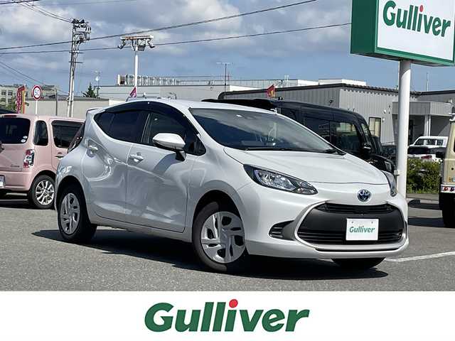 トヨタ アクア G 青森県 2022(令4)年 2.7万km プラチナホワイトパールマイカ ４WD/純正ディスプレイオーディオ/BT/CD/DVD/ETC/横滑り防止/車線逸脱/オートハイライト/パラノミックビューモニター/バックカメラ/クルーズコントロール/AC100V/パワーウィンドウ/シートヒーター/純正フロアマット