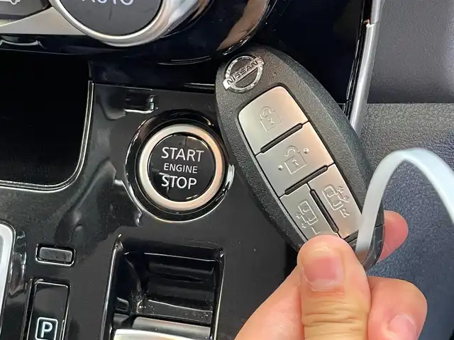 日産 セレナ ハイウェイスター V 岩手県 2021(令3)年 5.6万km ブリリアントシルバー ワンオーナー/４WD/全方位カメラ/両側パワースライドドア/ロールサンシェード/アイドリングストップ/横滑り防止装置/衝突被害軽減システム/クルーズコントロール/コーナーセンサー/レーンアシスト/ETC/フルセグTV/ドライブレコーダー/純正LEDヘッドライト/純正アルミホイール15インチ/社外マット/オートライト/オートマチックハイビーム/３列シート
