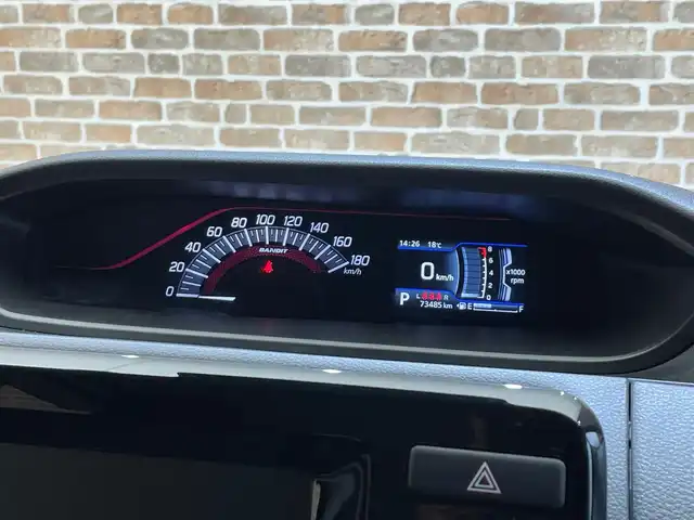 スズキ ソリオ バンディット HV MV 岩手県 2023(令5)年 7.4万km ピュアホワイトP ４WD/カラーヘッドアップディスプレイ/左側パワースライドドア/スズキセーフティサポート/デュアルカメラブレーキサポート/アダプティブクルーズコントロール/車線逸脱警報/誤発進抑制機能/標識認識機能/先行車発進お知らせ機能/リヤパーキングセンサー/横滑り防止装置/アイドリングストップ/スリムサーキュレーター/シートヒーター/ロールサンシェード/LEDヘッドライト/純正15インチアルミホイール