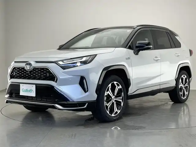 トヨタ ＲＡＶ４ ＰＨＶ Z 愛知県 2023(令5)年 1.6万km アティチュードブラックマイカ/プラチナホワイトパールマイカ 純正１０．５型ＤＡナビ　パノラマムーンルーフ　デジイン　全方位カメラ　ＢＳＭ　充電プラグ　ワイヤレス充電　ベンチレーション　セーフティセンス　衝突軽減　シートヒーター　前後ドラレコ　ＥＴＣ２．０　フルセグＴＶ　サンルーフ　デジタルインナーミラー　パノラミックビューモニター　オートハイビーム　レーンキープ　追従クルコン　純正フロアマット　電動リヤゲート　カーテンエアバッグ　プッシュスタート　スマートキー　ルーフレール　