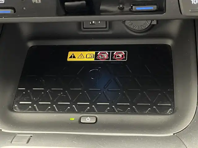 トヨタ ＲＡＶ４ ＰＨＶ Z 愛知県 2023(令5)年 1.6万km アティチュードブラックマイカ/プラチナホワイトパールマイカ 純正１０．５型ＤＡナビ　パノラマムーンルーフ　デジイン　全方位カメラ　ＢＳＭ　充電プラグ　ワイヤレス充電　ベンチレーション　セーフティセンス　衝突軽減　シートヒーター　前後ドラレコ　ＥＴＣ２．０　フルセグＴＶ　サンルーフ　デジタルインナーミラー　パノラミックビューモニター　オートハイビーム　レーンキープ　追従クルコン　純正フロアマット　電動リヤゲート　カーテンエアバッグ　プッシュスタート　スマートキー　ルーフレール　