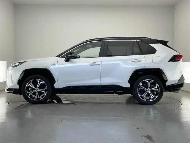トヨタ ＲＡＶ４ ＰＨＶ Z 愛知県 2023(令5)年 1.6万km アティチュードブラックマイカ/プラチナホワイトパールマイカ 純正１０．５型ＤＡナビ　パノラマムーンルーフ　デジイン　全方位カメラ　ＢＳＭ　充電プラグ　ワイヤレス充電　ベンチレーション　セーフティセンス　衝突軽減　シートヒーター　前後ドラレコ　ＥＴＣ２．０　フルセグＴＶ　サンルーフ　デジタルインナーミラー　パノラミックビューモニター　オートハイビーム　レーンキープ　追従クルコン　純正フロアマット　電動リヤゲート　カーテンエアバッグ　プッシュスタート　スマートキー　ルーフレール　