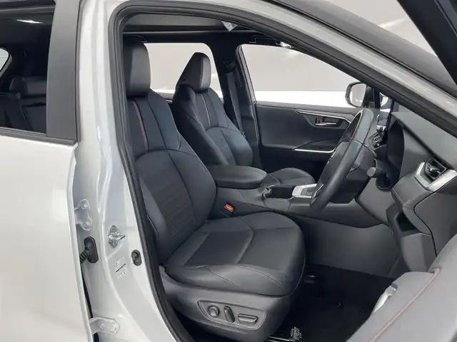 トヨタ ＲＡＶ４ ＰＨＶ Z 愛知県 2023(令5)年 1.6万km アティチュードブラックマイカ/プラチナホワイトパールマイカ 純正１０．５型ＤＡナビ　パノラマムーンルーフ　デジイン　全方位カメラ　ＢＳＭ　充電プラグ　ワイヤレス充電　ベンチレーション　セーフティセンス　衝突軽減　シートヒーター　前後ドラレコ　ＥＴＣ２．０　フルセグＴＶ　サンルーフ　デジタルインナーミラー　パノラミックビューモニター　オートハイビーム　レーンキープ　追従クルコン　純正フロアマット　電動リヤゲート　カーテンエアバッグ　プッシュスタート　スマートキー　ルーフレール　
