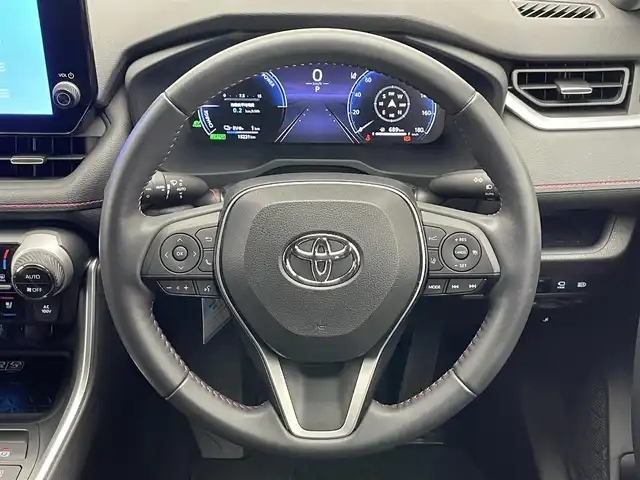 トヨタ ＲＡＶ４ ＰＨＶ Z 愛知県 2023(令5)年 1.6万km アティチュードブラックマイカ/プラチナホワイトパールマイカ 純正１０．５型ＤＡナビ　パノラマムーンルーフ　デジイン　全方位カメラ　ＢＳＭ　充電プラグ　ワイヤレス充電　ベンチレーション　セーフティセンス　衝突軽減　シートヒーター　前後ドラレコ　ＥＴＣ２．０　フルセグＴＶ　サンルーフ　デジタルインナーミラー　パノラミックビューモニター　オートハイビーム　レーンキープ　追従クルコン　純正フロアマット　電動リヤゲート　カーテンエアバッグ　プッシュスタート　スマートキー　ルーフレール　