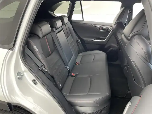 トヨタ ＲＡＶ４ ＰＨＶ Z 愛知県 2023(令5)年 1.6万km アティチュードブラックマイカ/プラチナホワイトパールマイカ 純正１０．５型ＤＡナビ　パノラマムーンルーフ　デジイン　全方位カメラ　ＢＳＭ　充電プラグ　ワイヤレス充電　ベンチレーション　セーフティセンス　衝突軽減　シートヒーター　前後ドラレコ　ＥＴＣ２．０　フルセグＴＶ　サンルーフ　デジタルインナーミラー　パノラミックビューモニター　オートハイビーム　レーンキープ　追従クルコン　純正フロアマット　電動リヤゲート　カーテンエアバッグ　プッシュスタート　スマートキー　ルーフレール　