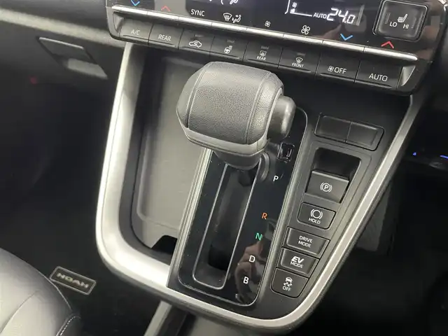 トヨタ ノア ハイブリッド S－Z 埼玉県 2023(令5)年 5万km ホワイトパールクリスタルシャイン 10.5型ディスプレイオーディオ/ CD DVD Bluetooth USB HDMI Miracast フルセグ/快適利便パッケージ/ユニバーサルステップ/フリップダウンモニター/バックカメラ/両側パワースライドドア/パワーバックドア/前後ドライブレコーダー/レーダークルーズコントロール/シートヒーター/オートLEDライト/オートハイビーム/ETC2.0/前後コーナーセンサー/純正17インチアルミホイール