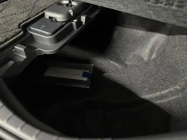 トヨタ アルファードハイブリット Z 三重県 2024(令6)年 0.2万km プラチナホワイトパールマイカ ハイブリッド/FF/MTモード付フロアCVT/14インチナビ/（FM/AM/TV/Bluetooth/USB/iPod/Miracast/CarPlay/AndroidAuto）/13.2インチ 有機EL後席モニター/パノラミックビューモニター（床下透過表示機能付）/両側パワースライドドア/ドライブレコーダー 前後/ETC2.0/Toyota Safety Sense/●PCS、LTA、レーダークルコン、アダプティブハイビーム、RSA、プロアクティブドライビングアシスト/●パーキングサポートブレーキ/・BSM/LCA/安心降車アシスト/など/装備/・デジタルインナーミラー*/・左右独立ムーンルーフ*/・合皮シート（ブラック）/・シートヒーター＆ベンチレーション（D/N/2nd）/・ステアリングヒーター/・パワーシート（Dメモリー付8way/N4way/2ndリクライニング＆オットマン）/・パワーバックドア/・100Vコンセント（1500W）/・ステアリングスイッチ/・3眼LEDヘッドランプ/・スーパーロングオーバーヘッドコンソール/・前席・後席左右独立オートエアコン/・オートワイパー/・おくだけ充電/・18inAW/・保/取/・スマートキーx2/など/*…メーカーOP