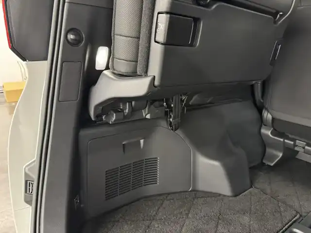 トヨタ アルファードハイブリット Z 三重県 2024(令6)年 0.2万km プラチナホワイトパールマイカ ハイブリッド/FF/MTモード付フロアCVT/14インチナビ/（FM/AM/TV/Bluetooth/USB/iPod/Miracast/CarPlay/AndroidAuto）/13.2インチ 有機EL後席モニター/パノラミックビューモニター（床下透過表示機能付）/両側パワースライドドア/ドライブレコーダー 前後/ETC2.0/Toyota Safety Sense/●PCS、LTA、レーダークルコン、アダプティブハイビーム、RSA、プロアクティブドライビングアシスト/●パーキングサポートブレーキ/・BSM/LCA/安心降車アシスト/など/装備/・デジタルインナーミラー*/・左右独立ムーンルーフ*/・合皮シート（ブラック）/・シートヒーター＆ベンチレーション（D/N/2nd）/・ステアリングヒーター/・パワーシート（Dメモリー付8way/N4way/2ndリクライニング＆オットマン）/・パワーバックドア/・100Vコンセント（1500W）/・ステアリングスイッチ/・3眼LEDヘッドランプ/・スーパーロングオーバーヘッドコンソール/・前席・後席左右独立オートエアコン/・オートワイパー/・おくだけ充電/・18inAW/・保/取/・スマートキーx2/など/*…メーカーOP