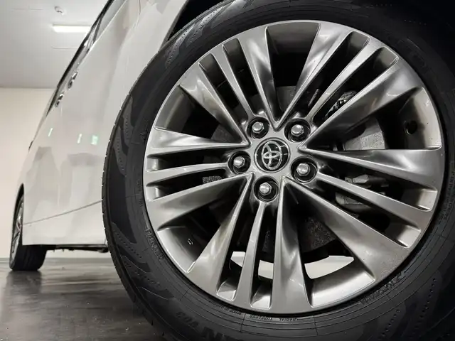 トヨタ アルファードハイブリット Z 三重県 2024(令6)年 0.2万km プラチナホワイトパールマイカ ハイブリッド/FF/MTモード付フロアCVT/14インチナビ/（FM/AM/TV/Bluetooth/USB/iPod/Miracast/CarPlay/AndroidAuto）/13.2インチ 有機EL後席モニター/パノラミックビューモニター（床下透過表示機能付）/両側パワースライドドア/ドライブレコーダー 前後/ETC2.0/Toyota Safety Sense/●PCS、LTA、レーダークルコン、アダプティブハイビーム、RSA、プロアクティブドライビングアシスト/●パーキングサポートブレーキ/・BSM/LCA/安心降車アシスト/など/装備/・デジタルインナーミラー*/・左右独立ムーンルーフ*/・合皮シート（ブラック）/・シートヒーター＆ベンチレーション（D/N/2nd）/・ステアリングヒーター/・パワーシート（Dメモリー付8way/N4way/2ndリクライニング＆オットマン）/・パワーバックドア/・100Vコンセント（1500W）/・ステアリングスイッチ/・3眼LEDヘッドランプ/・スーパーロングオーバーヘッドコンソール/・前席・後席左右独立オートエアコン/・オートワイパー/・おくだけ充電/・18inAW/・保/取/・スマートキーx2/など/*…メーカーOP