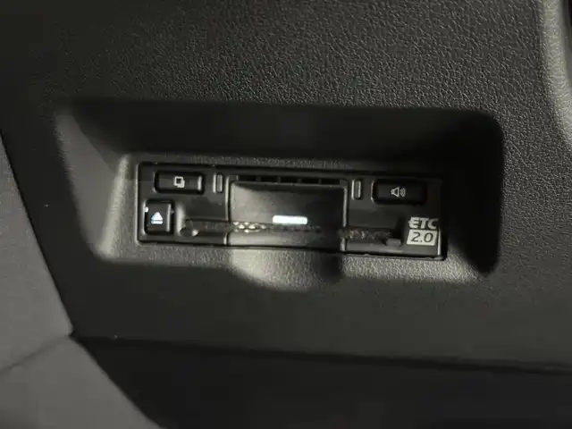 トヨタ アルファードハイブリット Z 三重県 2024(令6)年 0.2万km プラチナホワイトパールマイカ ハイブリッド/FF/MTモード付フロアCVT/14インチナビ/（FM/AM/TV/Bluetooth/USB/iPod/Miracast/CarPlay/AndroidAuto）/13.2インチ 有機EL後席モニター/パノラミックビューモニター（床下透過表示機能付）/両側パワースライドドア/ドライブレコーダー 前後/ETC2.0/Toyota Safety Sense/●PCS、LTA、レーダークルコン、アダプティブハイビーム、RSA、プロアクティブドライビングアシスト/●パーキングサポートブレーキ/・BSM/LCA/安心降車アシスト/など/装備/・デジタルインナーミラー*/・左右独立ムーンルーフ*/・合皮シート（ブラック）/・シートヒーター＆ベンチレーション（D/N/2nd）/・ステアリングヒーター/・パワーシート（Dメモリー付8way/N4way/2ndリクライニング＆オットマン）/・パワーバックドア/・100Vコンセント（1500W）/・ステアリングスイッチ/・3眼LEDヘッドランプ/・スーパーロングオーバーヘッドコンソール/・前席・後席左右独立オートエアコン/・オートワイパー/・おくだけ充電/・18inAW/・保/取/・スマートキーx2/など/*…メーカーOP