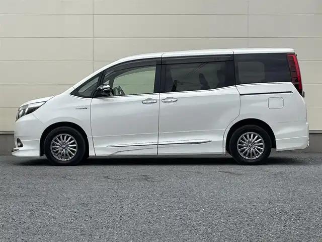 トヨタ エスクァイア ハイブリッド Gi ブラックテーラード 茨城県 2016(平28)年 4.2万km ホワイトパールクリスタルシャイン プッシュスタート/スマートキー/スペアキー/保証書付き/取扱説明書/モデリスタエアロ（前横後）/Bluetooth接続/フルセグTV/クルーズコントロール/両側パワースライド/オートマチックハイビーム/オートライト/バックカメラ/前席シートヒーター/衝突被害軽減システム/ブラックレザーシート