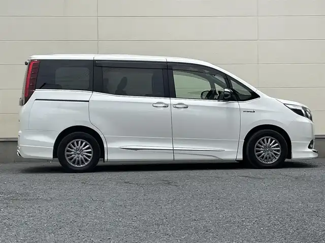 トヨタ エスクァイア ハイブリッド Gi ブラックテーラード 茨城県 2016(平28)年 4.2万km ホワイトパールクリスタルシャイン プッシュスタート/スマートキー/スペアキー/保証書付き/取扱説明書/モデリスタエアロ（前横後）/Bluetooth接続/フルセグTV/クルーズコントロール/両側パワースライド/オートマチックハイビーム/オートライト/バックカメラ/前席シートヒーター/衝突被害軽減システム/ブラックレザーシート