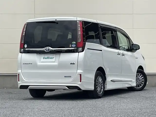 トヨタ エスクァイア ハイブリッド Gi ブラックテーラード 茨城県 2016(平28)年 4.2万km ホワイトパールクリスタルシャイン プッシュスタート/スマートキー/スペアキー/保証書付き/取扱説明書/モデリスタエアロ（前横後）/Bluetooth接続/フルセグTV/クルーズコントロール/両側パワースライド/オートマチックハイビーム/オートライト/バックカメラ/前席シートヒーター/衝突被害軽減システム/ブラックレザーシート