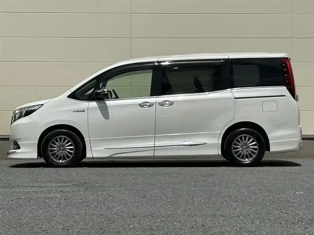 トヨタ エスクァイア ハイブリッド Gi ブラックテーラード 茨城県 2016(平28)年 4.2万km ホワイトパールクリスタルシャイン プッシュスタート/スマートキー/スペアキー/保証書付き/取扱説明書/モデリスタエアロ（前横後）/Bluetooth接続/フルセグTV/クルーズコントロール/両側パワースライド/オートマチックハイビーム/オートライト/バックカメラ/前席シートヒーター/衝突被害軽減システム/ブラックレザーシート