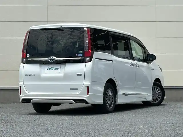 トヨタ エスクァイア ハイブリッド Gi ブラックテーラード 茨城県 2016(平28)年 4.2万km ホワイトパールクリスタルシャイン プッシュスタート/スマートキー/スペアキー/保証書付き/取扱説明書/モデリスタエアロ（前横後）/Bluetooth接続/フルセグTV/クルーズコントロール/両側パワースライド/オートマチックハイビーム/オートライト/バックカメラ/前席シートヒーター/衝突被害軽減システム/ブラックレザーシート