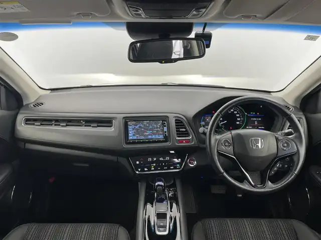 ホンダ ヴェゼル ハイブリッド Z 富山県 2015(平27)年 3.9万km ホワイトオーキッドパール 純正ナビ(AM/FM/CD/DVD/BT)/バックカメラ/クルーズコントロール/衝突軽減ブレーキ/ウインドシールドデアイサー/電子パーキングブレーキ/オートブレーキホールド/ETC/前後ドライブレコーダー/後方コーナーセンサー/前席シートヒーター/社外AW付スタッドレスタイヤ車載/LEDヘッドライト/純正フロアマット/純正AW/パドルシフト/オートライト/スマートキー/スペアキー1本/プッシュスタート