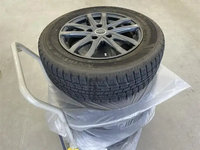 ホンダ ヴェゼル ハイブリッド Z 富山県 2015(平27)年 3.9万km ホワイトオーキッドパール 純正ナビ(AM/FM/CD/DVD/BT)/バックカメラ/クルーズコントロール/衝突軽減ブレーキ/ウインドシールドデアイサー/電子パーキングブレーキ/オートブレーキホールド/ETC/前後ドライブレコーダー/後方コーナーセンサー/前席シートヒーター/社外AW付スタッドレスタイヤ車載/LEDヘッドライト/純正フロアマット/純正AW/パドルシフト/オートライト/スマートキー/スペアキー1本/プッシュスタート