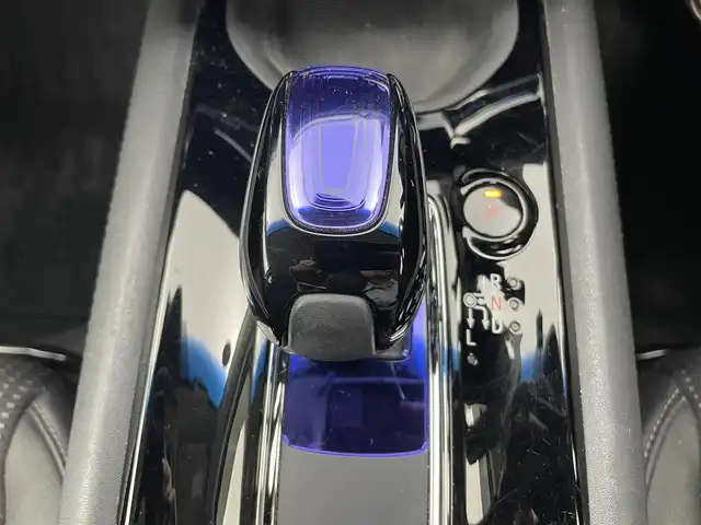 ホンダ ヴェゼル ハイブリッド Z 富山県 2015(平27)年 3.9万km ホワイトオーキッドパール 純正ナビ(AM/FM/CD/DVD/BT)/バックカメラ/クルーズコントロール/衝突軽減ブレーキ/ウインドシールドデアイサー/電子パーキングブレーキ/オートブレーキホールド/ETC/前後ドライブレコーダー/後方コーナーセンサー/前席シートヒーター/社外AW付スタッドレスタイヤ車載/LEDヘッドライト/純正フロアマット/純正AW/パドルシフト/オートライト/スマートキー/スペアキー1本/プッシュスタート