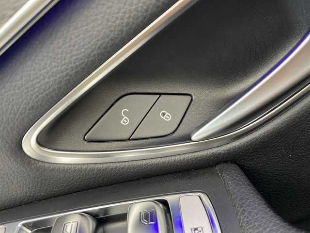 メルセデス・ベンツ Ｃ２００ 4マチック SW AVG AMGライン 秋田県 2019(平31)年 3.1万km オブシディアンブラック 4WD/純正ナビ/（BT/フルセグTV/AppleCarPlay/AndroidAuto）/バックカメラ/ETC2.0/ドラレコ/レーダーセーフティパッケージ/コーナーセンサー/アイドリングストップ/ルーフレール/レザーシート/パワーシート/シートヒーター/ミラーヒーター/パーキングポジション機能付きドアミラー/本革ステアリング/パドルシフト/ステアリングリモコン/LEDヘッドランプ/フォグランプ/電動パーキングブレーキ/純正AW冬タイヤ積み込み/（225/50R17 4分山）