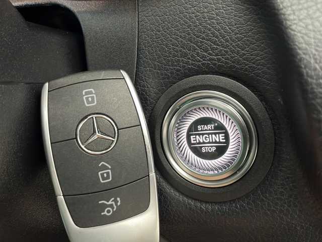 メルセデス・ベンツ Ｃ２００ 4マチック SW AVG AMGライン 秋田県 2019(平31)年 3.1万km オブシディアンブラック 4WD/純正ナビ/（BT/フルセグTV/AppleCarPlay/AndroidAuto）/バックカメラ/ETC2.0/ドラレコ/レーダーセーフティパッケージ/コーナーセンサー/アイドリングストップ/ルーフレール/レザーシート/パワーシート/シートヒーター/ミラーヒーター/パーキングポジション機能付きドアミラー/本革ステアリング/パドルシフト/ステアリングリモコン/LEDヘッドランプ/フォグランプ/電動パーキングブレーキ/純正AW冬タイヤ積み込み/（225/50R17 4分山）
