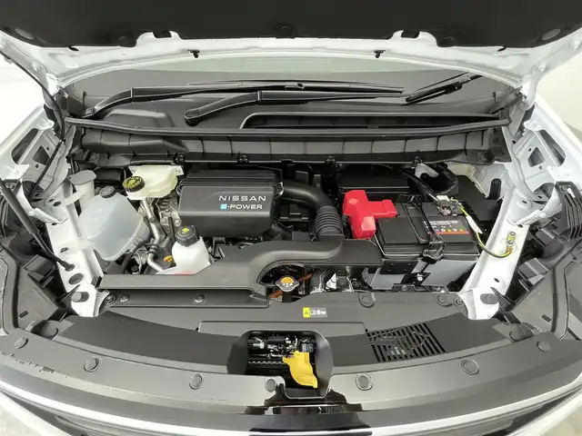 日産 セレナ e－パワー ハイウェイスター V 大分県 2025(令7)年 0.1千km プリズムホワイト 登録済未使用車/プロパイロット（ナビリンク機能付）/+プロパイロット緊急停止支援システム（SOSコール機能付）/+SOSコール/アラウンドビューモニター（移動物 検知機能付）/12.3型NissanConnectナビゲーション/・フルセグTV、BT対応、USB、AM/FM/・AppleCarPlay、AndroidAuto、HDMI/・AmazonAlexa/ステアリングスイッチ/両側電動スライドドア/ドライブレコーダー（前後セット）/インテリジェントルームミラー/ETC2.0/ワイヤレス充電器/電動パーキングブレーキ/オートホールド機能/オートライト/アダプティブLEDヘッドライト/LEDフォグ/純正16インチアルミホイール/保証書、取説、スペアキー有り