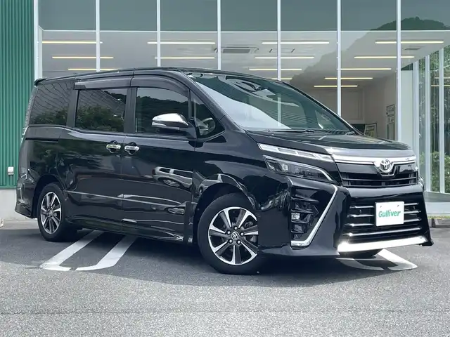 トヨタ ヴォクシー ZS 煌Ⅱ 愛媛県 2020(令2)年 1.9万km ブラック 7人乗り/純正10.5型ナビ(NSZN-W68T)/Bluetooth/DVD/SD/フルセグTV/Toyota Safety Sense C/プリクラッシュセーフティシステム/オートハイビーム /レーンデパーチャーアラート/両側パワースライドドア/バックカメラ /ビルトインETC/クリアランスソナー 前後/LEDヘッドライト/360度ドライブレコーダー (HDR360GW)/スマートキー/取説・保証書