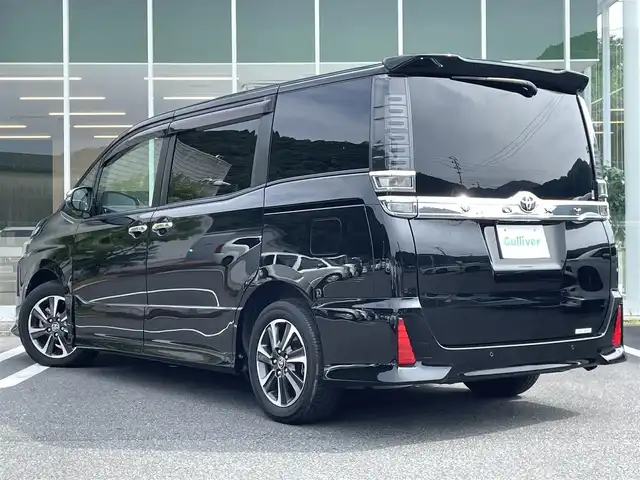 トヨタ ヴォクシー ZS 煌Ⅱ 愛媛県 2020(令2)年 1.9万km ブラック 7人乗り/純正10.5型ナビ(NSZN-W68T)/Bluetooth/DVD/SD/フルセグTV/Toyota Safety Sense C/プリクラッシュセーフティシステム/オートハイビーム /レーンデパーチャーアラート/両側パワースライドドア/バックカメラ /ビルトインETC/クリアランスソナー 前後/LEDヘッドライト/360度ドライブレコーダー (HDR360GW)/スマートキー/取説・保証書