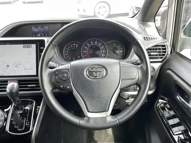 トヨタ ヴォクシー ZS 煌Ⅱ 愛媛県 2020(令2)年 1.9万km ブラック 7人乗り/純正10.5型ナビ(NSZN-W68T)/Bluetooth/DVD/SD/フルセグTV/Toyota Safety Sense C/プリクラッシュセーフティシステム/オートハイビーム /レーンデパーチャーアラート/両側パワースライドドア/バックカメラ /ビルトインETC/クリアランスソナー 前後/LEDヘッドライト/360度ドライブレコーダー (HDR360GW)/スマートキー/取説・保証書