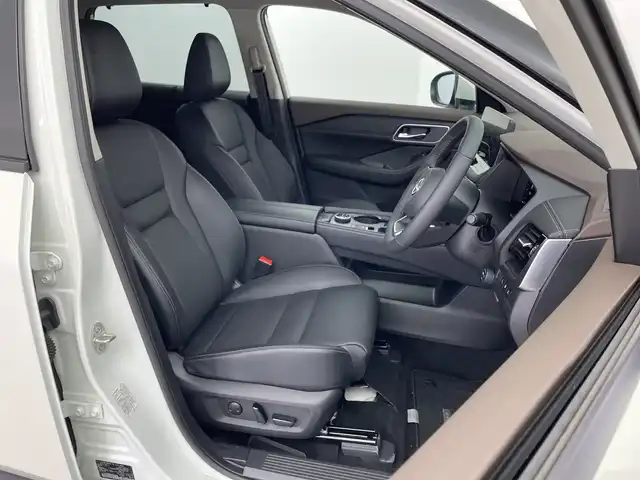 日産 エクストレイル G e－4ORCE 群馬県 2025(令7)年 0.3万km ブリリアントホワイトパール 純正１２．３インチナビ/アラウンドビューモニター/プロパイロット/ブラインドスポットモニター/デジタルインナーミラー/ヘッドアップディスプレイ/パワーバックドア/シートヒーター/パワーシート/前後ドライブレコーダー/ETC2.0/オートマチックハイビーム/LEDヘッドライト/コーナーセンサー/純正AW/純正フロアマット/禁煙車